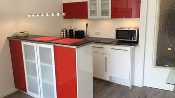 Kühlschrank, Mikrowelle, Herdplatte, Geschirrspüler