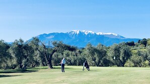 A golf course with a mountain in the background. - Fully restored country villa with pool set in private gardens (Castel Frentano)