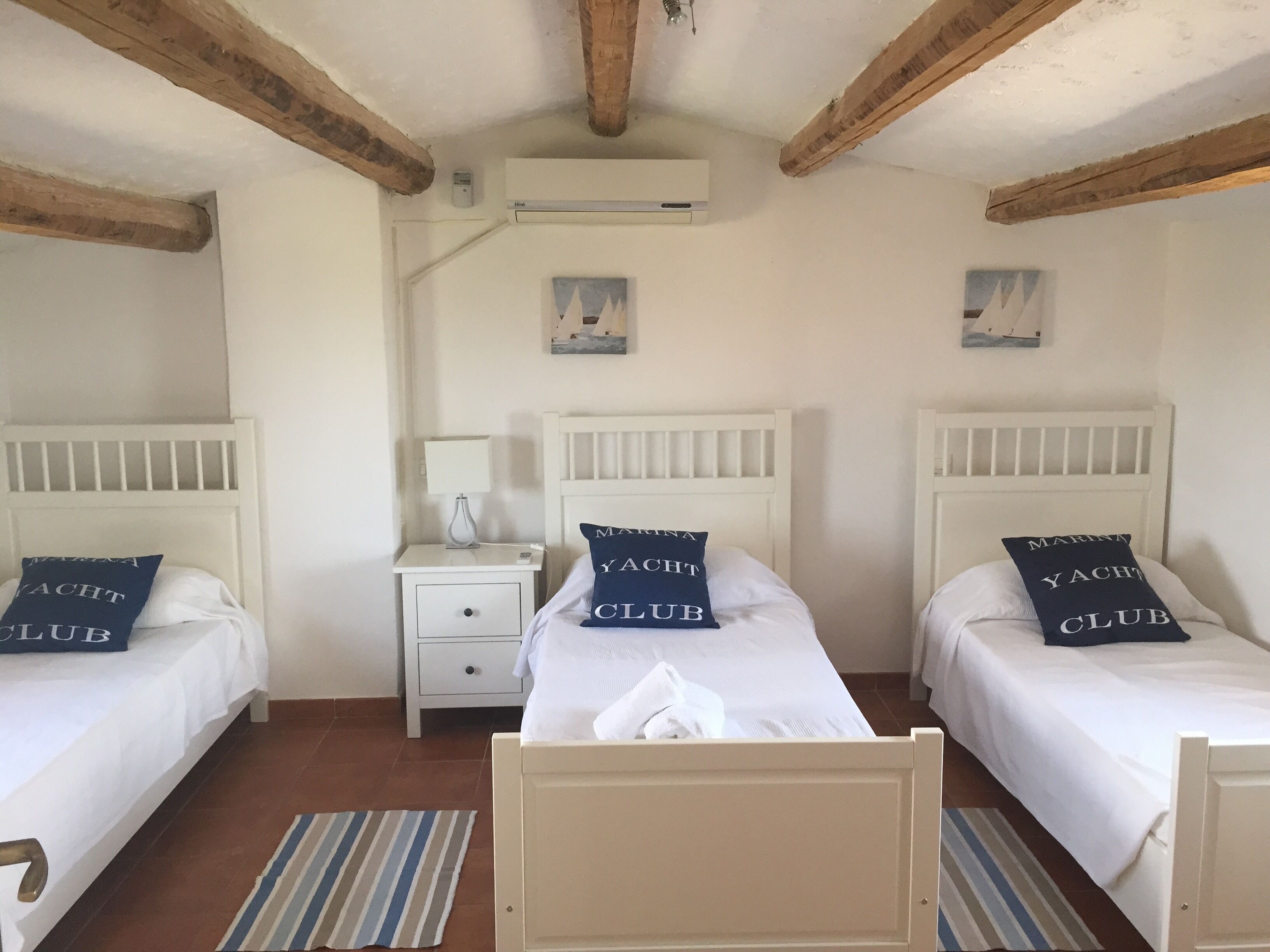 4 slaapkamers, een strijkplank/strijkijzer, reisbedje, gratis wifi