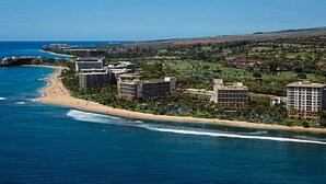 A coastal resort area with beachfront properties and a golf course. - Christmas/Xmas and New Year's Weeks 51 & 52 @ Marriot's Maui Ocean Club Hawaii (Lahaina)
