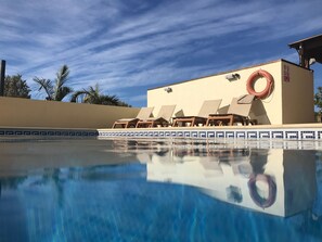 Una piscina al aire libre, una piscina climatizada