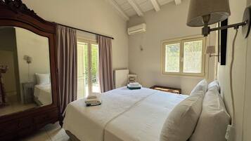 4 bedrooms, iron/ironing board, travel crib, free WiFi