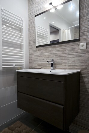 Een douche, een haardroger, handdoeken, zeep