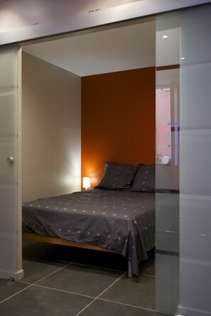 1 slaapkamer, een strijkplank/strijkijzer, internet, beddengoed