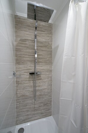 Een douche, een haardroger, handdoeken, zeep