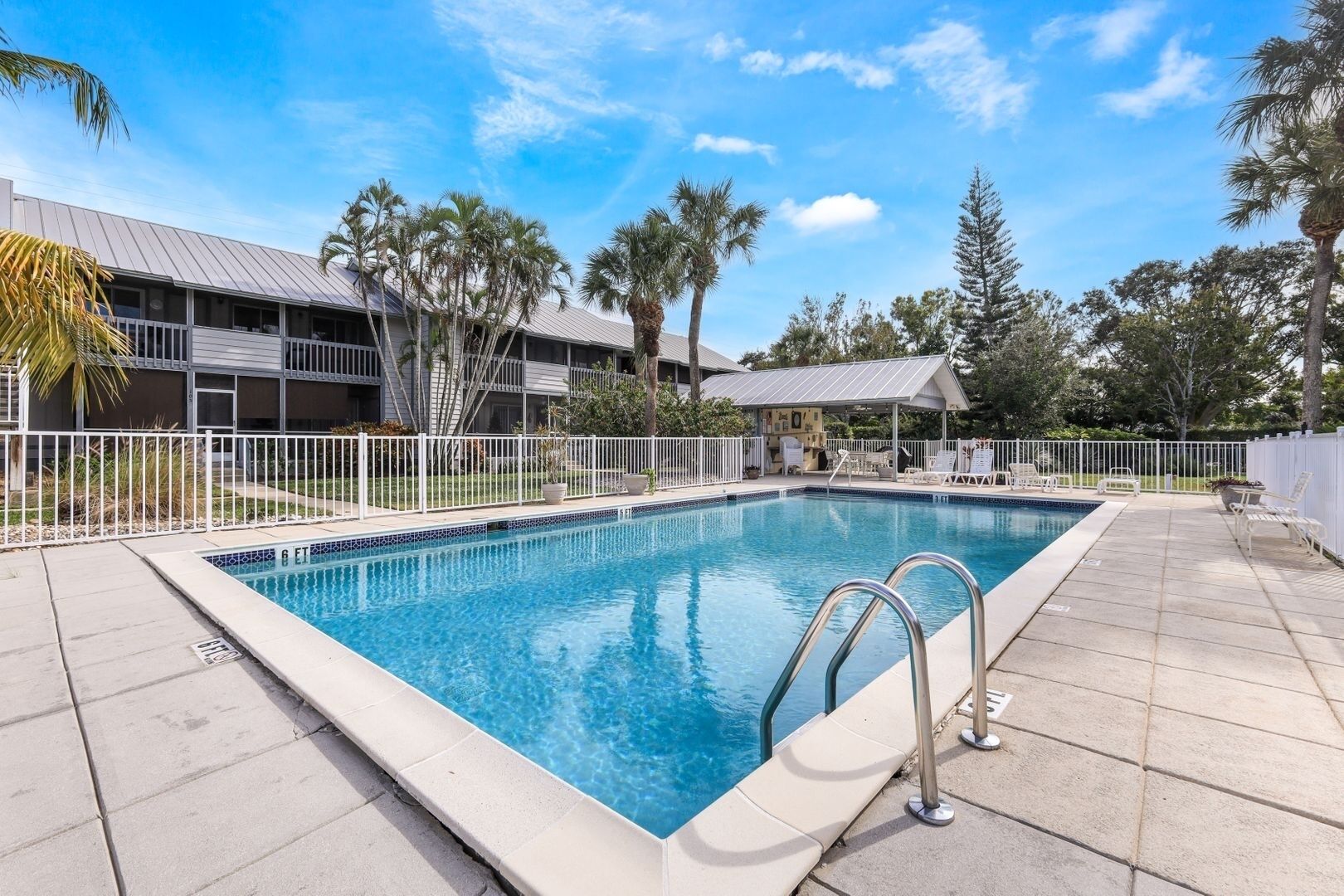 In the heart of Naples minutes from Shopping, Dining, & Downtown!