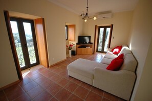 تلفزيون، مدفأة، تنس طاولة، كُتُب