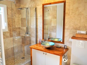 Dusche, Haartrockner, HandtĂŒcher