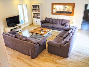 Télévision, lecteur de DVD, table de tennis de table, livres