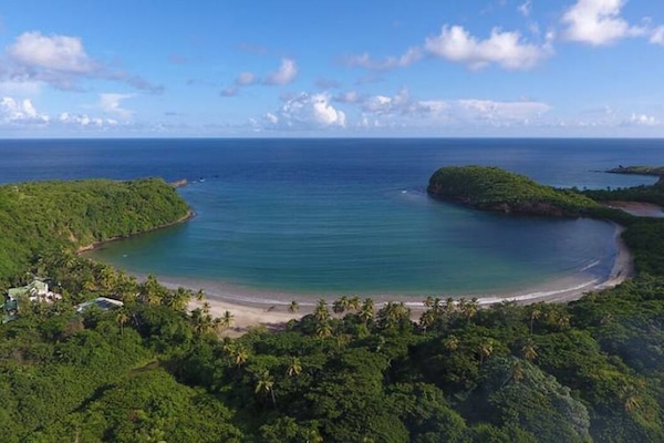 Nära stranden, solstolar och strandhanddukar