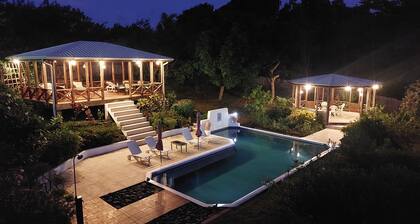 THE VILLA, Granada, Caribe, Villa de lujo, gran piscina, vista al mar.
