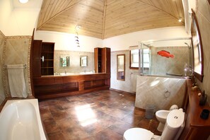 Ducha y bañera combinadas, secador de pelo, bidé y toallas