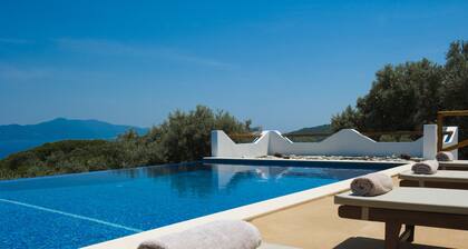 Villa avec piscine privĂ©e et vue sur la mer ĂgĂ©e