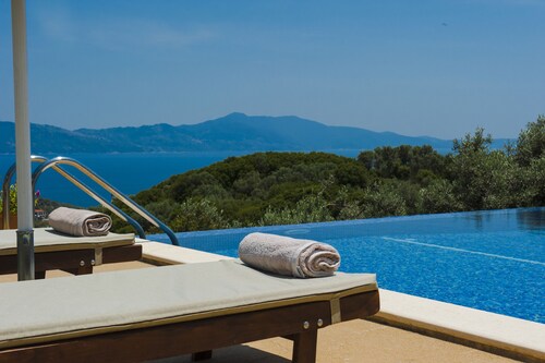 Villa mit privatem Pool und Blick auf die Ägäis 