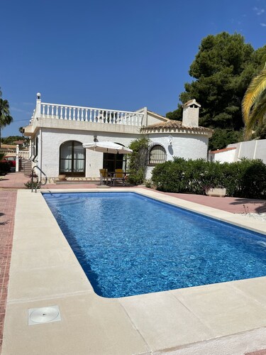 Spacious summer house with 3 bedrooms; 6 beds, private pool, wifi, sea and mountain view