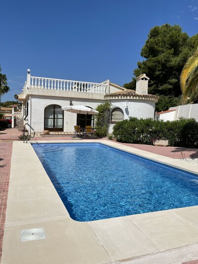 Spacious summer house with 3 bedrooms; 6 beds, private pool, wifi, sea and mountain view