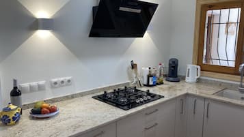 Een koelkast, een magnetron, een oven, een kookplaat