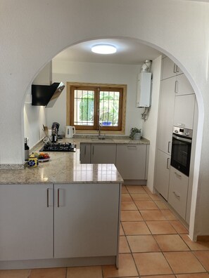 Fridge, microwave, oven, stovetop - Spacious summer house with 3 bedrooms; 6 beds, private pool, wifi, sea and mountain view (Cautivador)