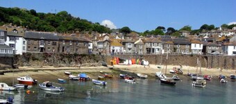 Holiday Cottage With Fabulous Views, Garden, Deck And Private Off Road Parking