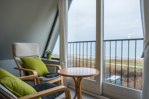 Cottage in the first row - 20 m to the beautiful beach 