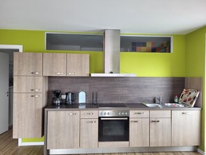 Kühlschrank, Mikrowelle, Ofen, Geschirrspüler