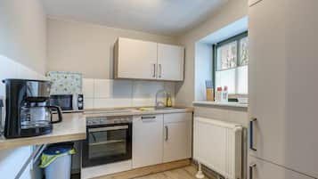 Kühlschrank, Mikrowelle, Herdplatte, Wasserkocher mit Kaffee-/Teezubehör