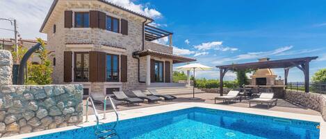 Een buitenzwembad, een verwarmd zwembad