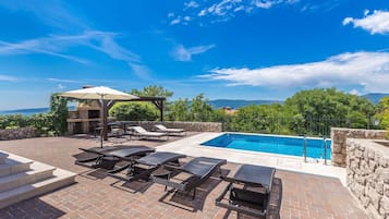 Piscina all'aperto, una piscina riscaldata