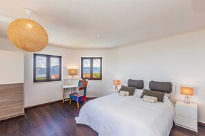 4 bedrooms, in-room safe, WiFi, bed sheets - Villa CAVALLO with pool and sea view (Linardići)