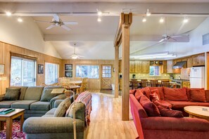 Una televisión, una chimenea, un reproductor de DVD, libros