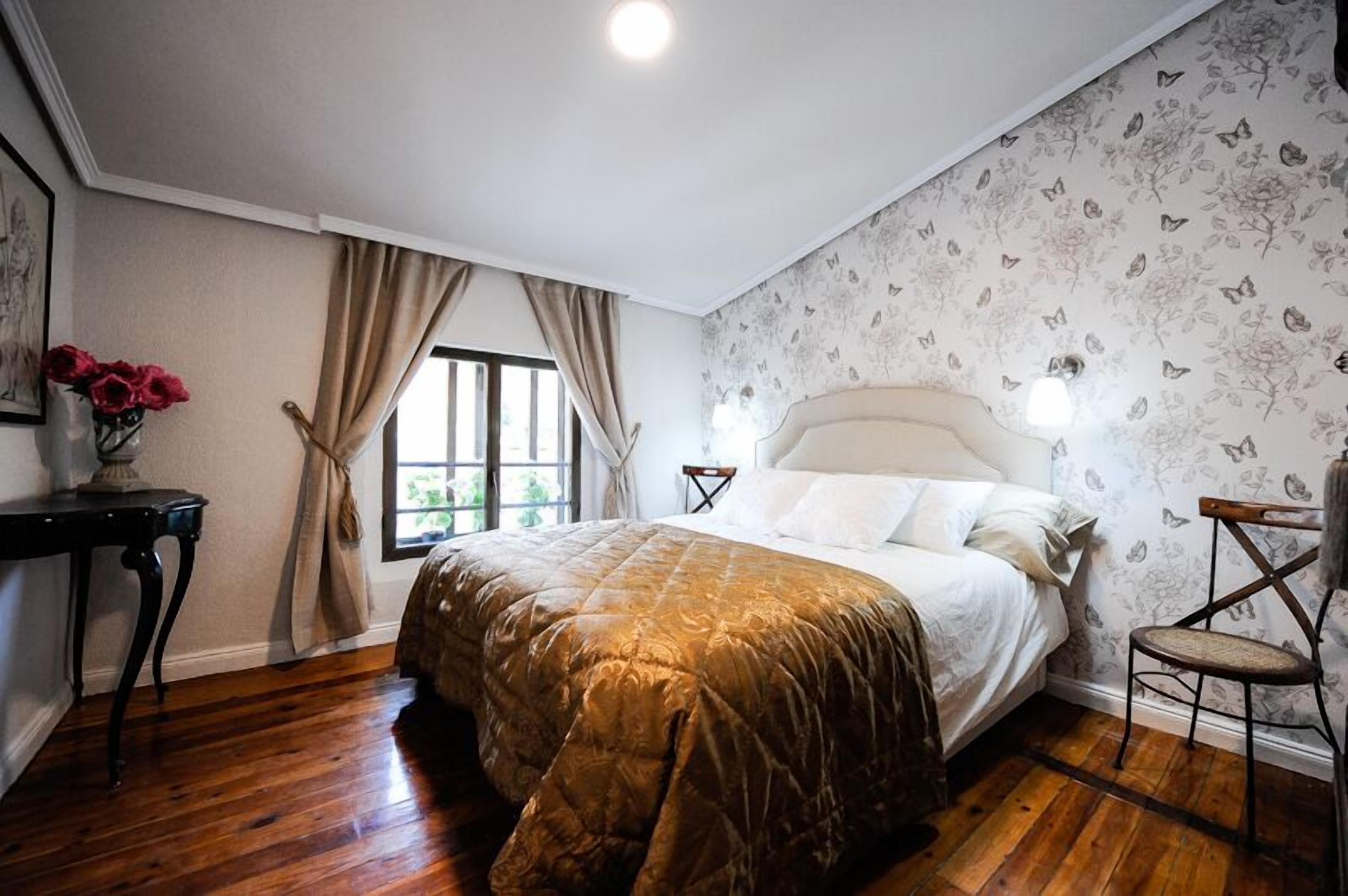 One minute from Plaza Castillo