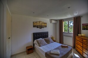 4 slaapkamers, een strijkplank/strijkijzer, reisbedje, gratis wifi