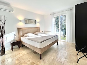 3 bedrooms, desk, iron/ironing board, WiFi - provence living - Main Unit (Roussillon)