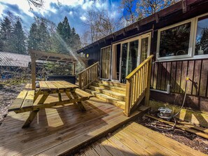 Outdoor dining - KINGLAS CABIN is in a lovely, peaceful location deep in the forest, with hot tub (Dalavich)