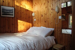 2 bedrooms, WiFi, bed sheets - KINGLAS CABIN is in a lovely, peaceful location deep in the forest, with hot tub (Dalavich)