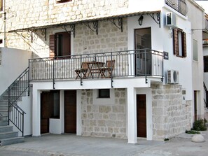 Exterior detail - Apartment for two by the sea in Kastel Kambelovac near Split (Kaštel Kambelovac)