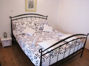 1 habitación, tabla de planchar con plancha, internet y ropa de cama 