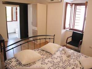 1 bedroom, iron/ironing board, Internet, bed sheets - Apartment for two by the sea in Kastel Kambelovac near Split (Kaštel Kambelovac)