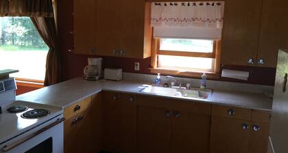 Private Lake House sur 16 acres boisés, 80 + lac lac, 55 pieds de profondeur!