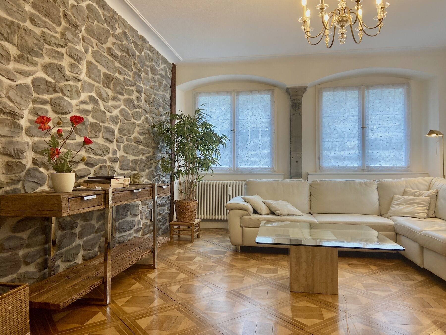 Una televisión, una chimenea, libros, un reproductor estéreo