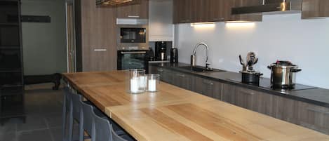 Réfrigérateur, four à micro-ondes, un four, surface de cuisson