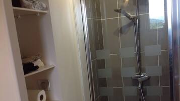 Ducha, secador de pelo, toallas y papel higiénico