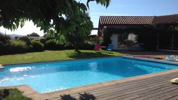 Una piscina al aire libre, una piscina climatizada