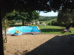 Alberca al aire libre y alberca climatizada