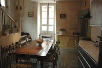 Grande cuisine familiale
AccÚs au living par porte fermée