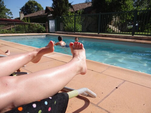 Gîte with swimming pool, countryside and wifi sleeps 8 and 2 babies, farm animals.