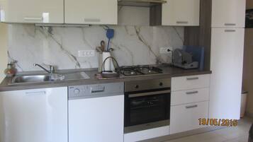 Fridge, oven, stovetop, dishwasher