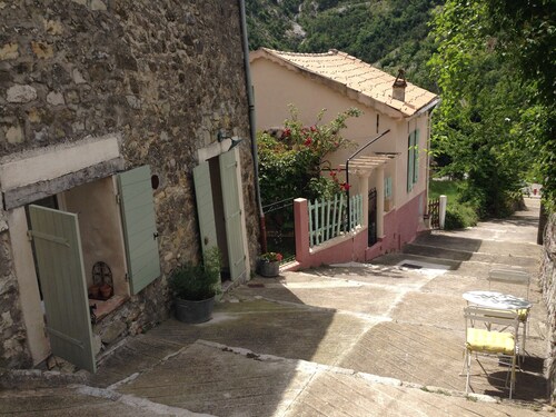 Hübsches kleines Haus in Hinterland von Nizza, umgeben von Natur