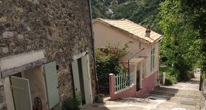 Hübsches kleines Haus in Hinterland von Nizza, umgeben von Natur