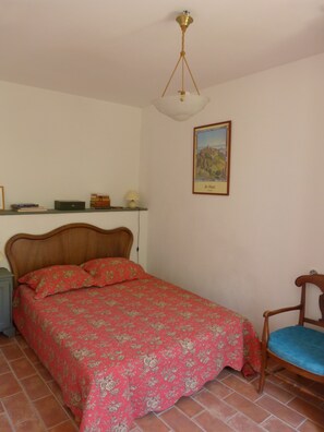 1 dormitorio, tabla de planchar con plancha, cuna de viaje